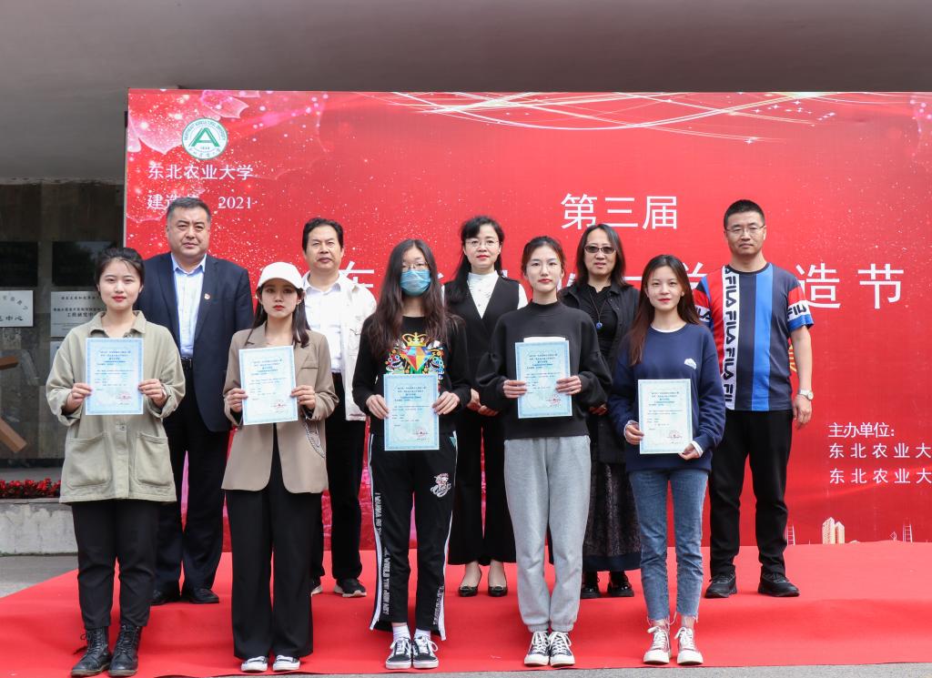 与会领导给各参赛小组颁发参赛许可证书