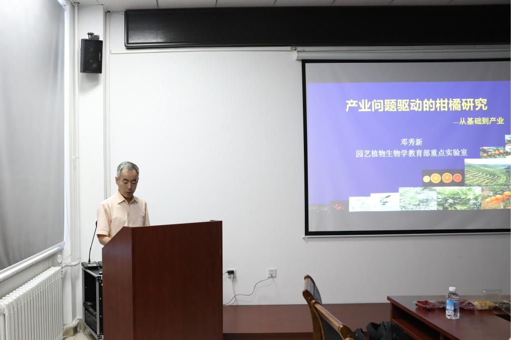 孙占峰副校长主持报告会