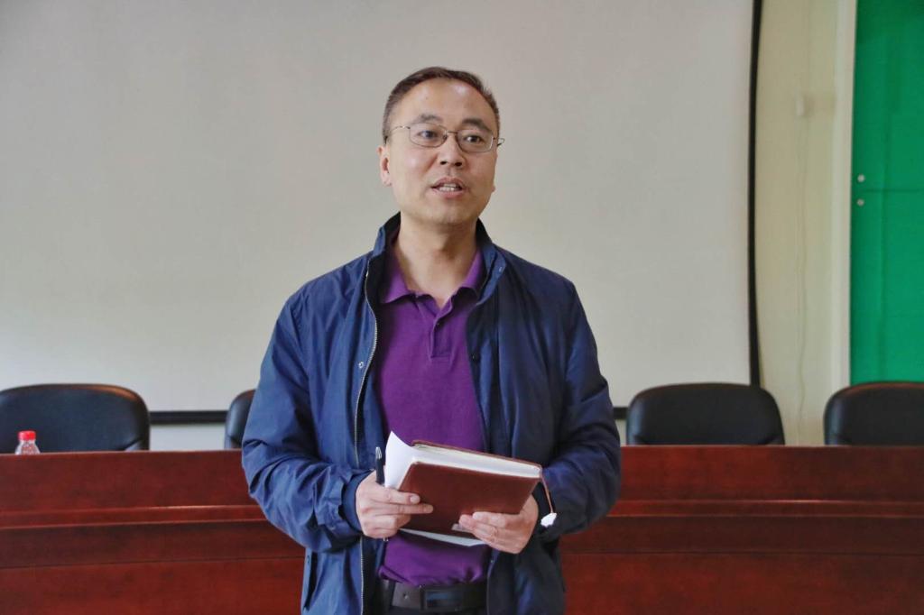 王傲雪院长主持会议并作总结讲话
